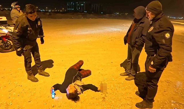 Bekçiler, "Eve bırakalım" dedi, alkollü kadın "Ölümü bulursunuz" cevabını verdi