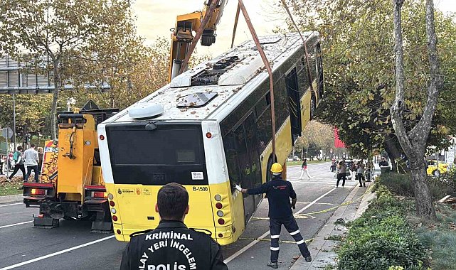 Beşiktaş'ta İETT şoförünün hayatını kaybettiği kazada otobüs olay yerinden kaldırıldı