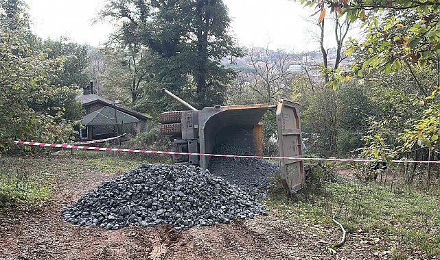 Beykoz'da mıcır yüklü kamyon devrildi: 1 yaralı