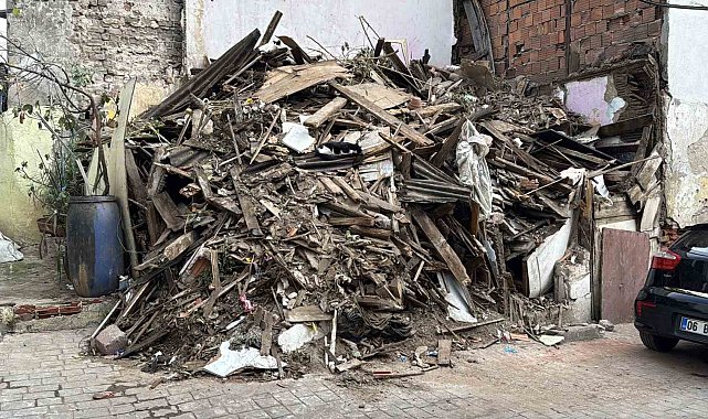 Beyoğlu'nda kısmi çökme yaşanan ahşap bina tamamen yıkıldı
