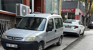 Bilecik'te kaldırımdaki araçlar yayaları çileden çıkarıyor