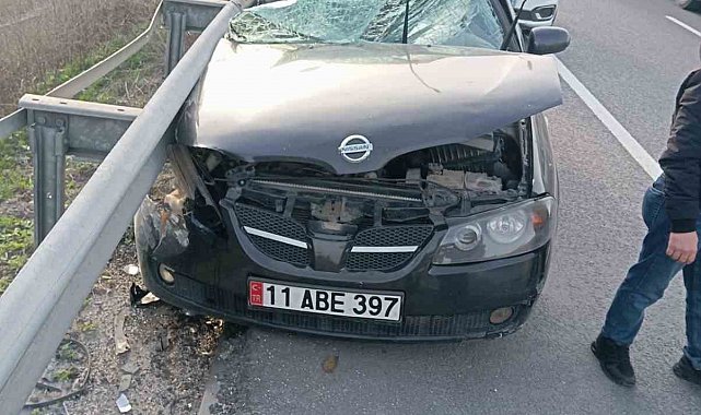 Bilecik'te kontrolden çıkan otomobil bariyerlere çarptı: 1 yaralı