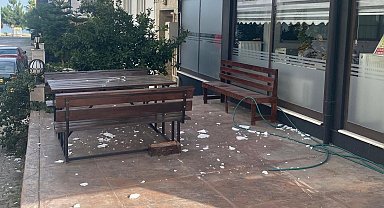 Binadan düşen sıva parçaları tehlike saçıyor