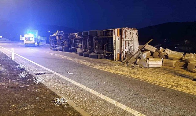 Bingöl'de saman yüklü kamyon devrildi
