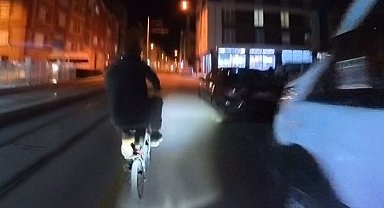 Bisiklete çarpmamak için hamle yapan motosikletli kendini yerde buldu