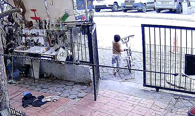 Bisikletini çalan çocuklara üzülen adam "İsteselerdi verirdim, böyle yapmalarına üzüldüm" dedi