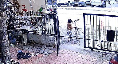 Bisikletini çalan çocuklara üzülen adam "İsteselerdi verirdim, böyle yapmalarına üzüldüm" dedi