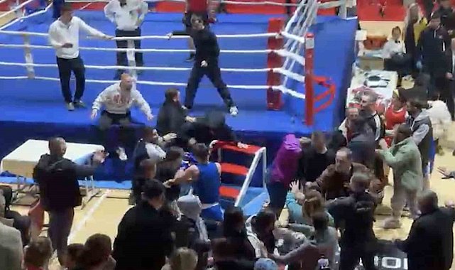 Boks turnuvasında kavga ring dışına taştı, yumruklar havada uçuştu
