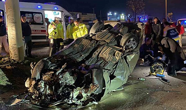 Bolu'da önce refüje ardından elektrik direğine çarpan otomobil tepetaklak oldu: 1 yaralı