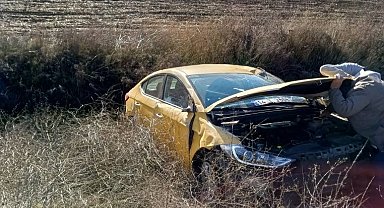 Bolu'da ticari taksi tarlaya uçtu