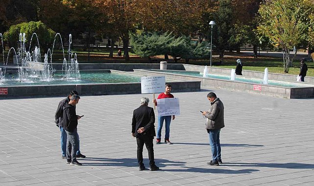 Boşanmak isteyen şahıstan tek kişilik eylem