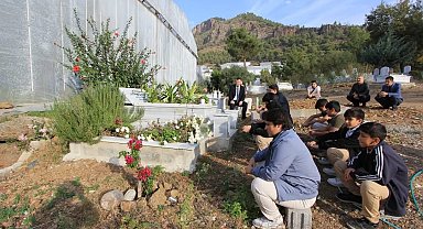 Bozyazı'da vefat eden öğretmen kabri başında anıldı