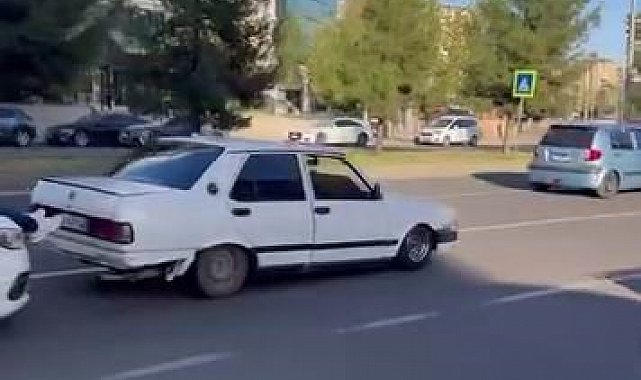 Bu kadarına da pes: Yolda kalan Fiat Tofaş'ı, başka bir aracın kaputuna çıkıp ayakları ile ittirdiler