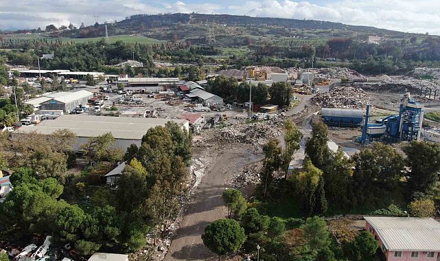 Buca Belediyesi'ne karşı çöp eylemi sürüyor
