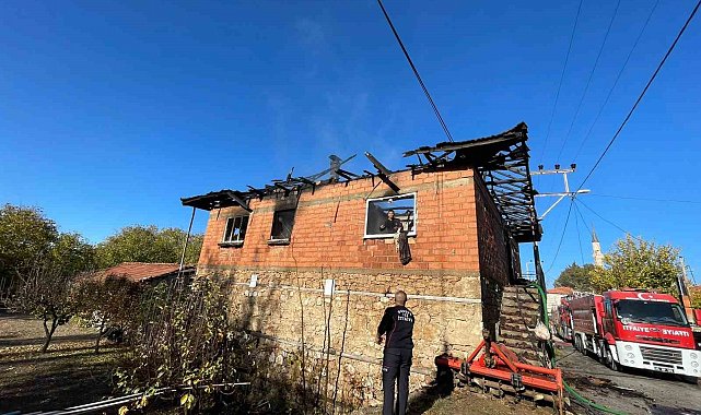 Burdur'da 2 katlı evde yangın paniği