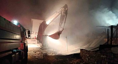 Burdur'da alev alev yanan ev kullanılamaz hale geldi