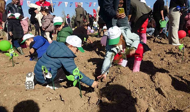 Burdur'da "Geleceğe nefes insanlığa nefes" diyerek 13 bin fidan toprakla buluşturuldu