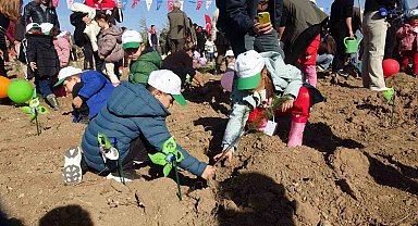 Burdur'da "Geleceğe nefes insanlığa nefes" diyerek 13 bin fidan toprakla buluşturuldu