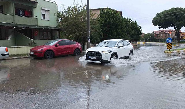 Burhaniye'de sağanak yağış sokakları göle çevirdi