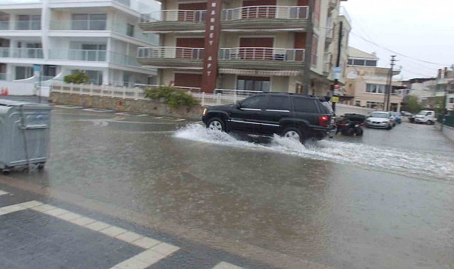 Burhaniye'de sağanak yağış yolları göle çevirdi, bazı evlerin bodrumlarını su bastı