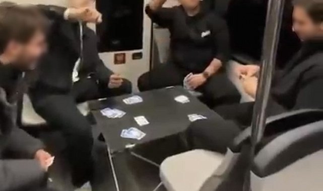 Bursa metrosunda şaşırtan görüntü: Gençler masa kurup oyun oynadı