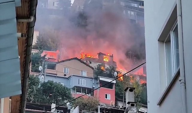 Bursa'da 2 katlı bina alevlere teslim oldu, o anlar havadan dronla görüntülendi