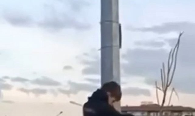 Bursa'da çocukların bayrak hassasiyeti duygulandırdı..Direğe böyle tırmandılar