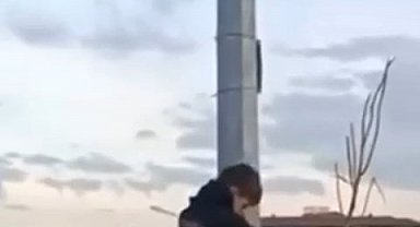 Bursa'da çocukların bayrak hassasiyeti duygulandırdı..Direğe böyle tırmandılar