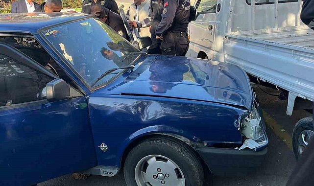 Bursa'da direksiyon hakimiyetini kaybeden sürücü kamyonete çarptı