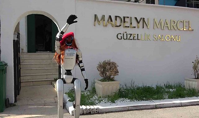 Bursa'da güzellik merkezine robot işçi mesaiye başladı