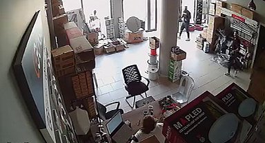 Bursa'da hissedilen deprem anı kameraya yansıdı