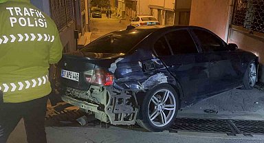Bursa'da "dur" ihtarına uymayan sürücü 5 kilometre kaçtı: 3 araca ve duvara çarptı