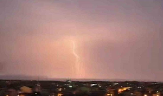 Bursa'da şimşekler geceyi gündüze çevirdi