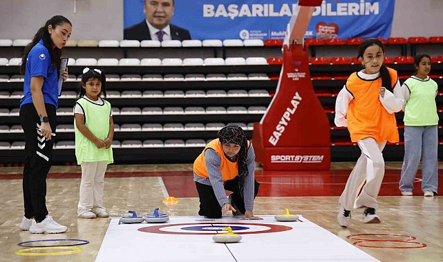 Büyükşehir kız çocuklarını floor curling sporu ile tanıştırdı