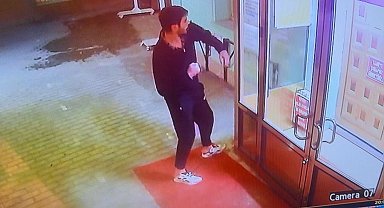 Cami kapısını yumruklayan şahsın saldırı anları güvenlik kamerasında