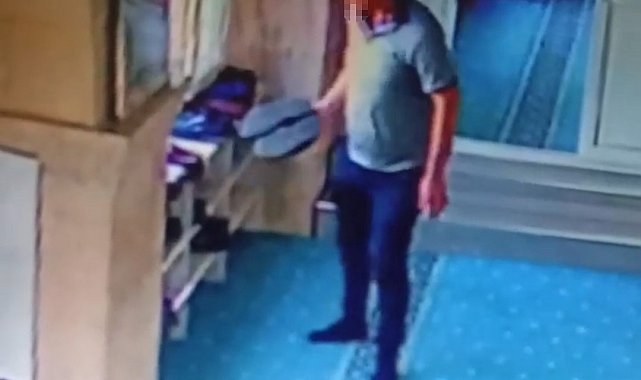 Camide ayakkabıları tek tek inceledi, beğendiğini çaldı