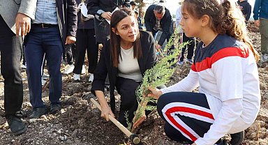 Çanakkale ve Gazze şehitleri için fidanlar toprakla buluştu