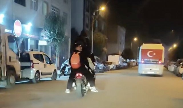 Çanakkale'de motosiklete binen 5 genç adeta ölümle dans etti