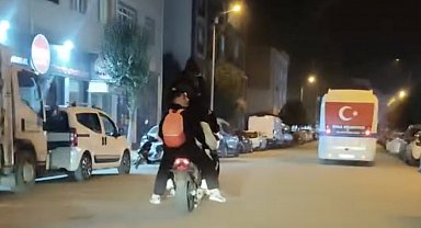Çanakkale'de motosiklete binen 5 genç adeta ölümle dans etti