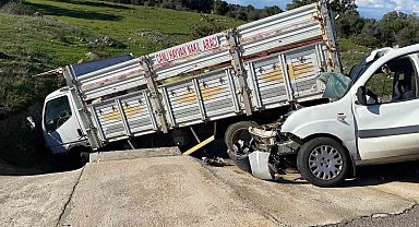 Çanakkale'de ticari araçla kamyonet çarpıştı; 2'si ağır, 5 yaralı