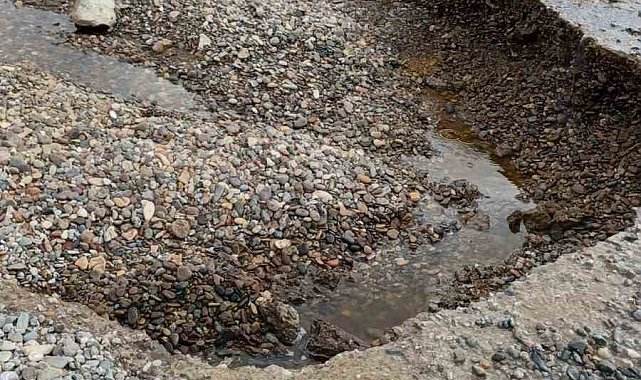 Çanakkale'de yaşanan sağanak yağış nedeniyle Kadırga Koyu sahil yolu kapandı