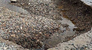 Çanakkale'de yaşanan sağanak yağış nedeniyle Kadırga Koyu sahil yolu kapandı