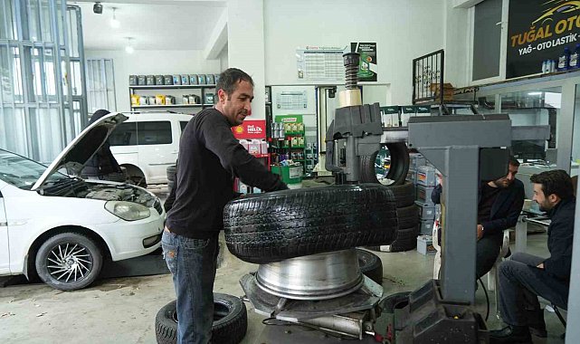 Çavuştepe'ye kar yağdı, sürücüler lastikçilere akın etti