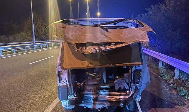 Çekici kamyonet, ticari araca çarptı : 2 ölü