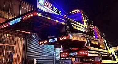 Çekici operatöründen şaşırtan gösteri: Bir çekicinin üzerine 3 çekici yükledi