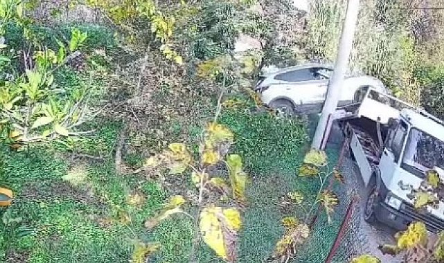 Çekiciye yüklenirken geri viteste unutulan araç rampadan uçtu: 2 yaralı