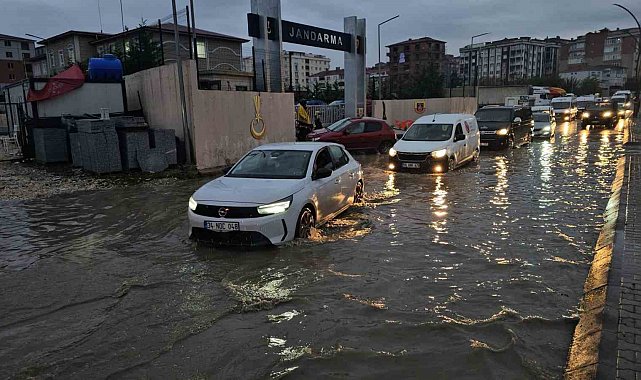 Çerkezköy'de sağanak yağış hayatı felç etti