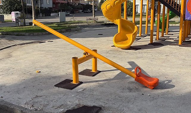Çocukların oyun alanı tahrip edildi, zemin kaplamaları ateşe verildi