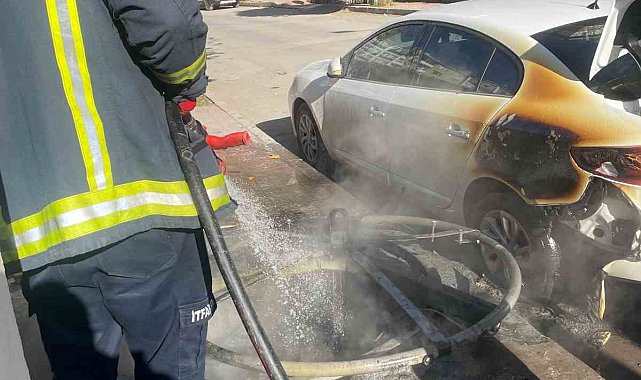 Çöpe atılan yanıcı madde otomobili yaktı