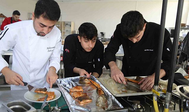 Çoruh'un incisi somon, genç şef adaylarının ellerinde yarıştı